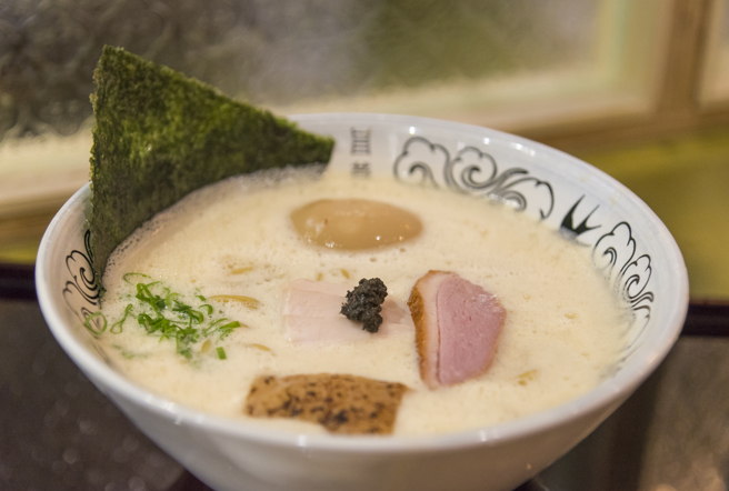 【旨燕】2021年创立，以泡系拉麵、清汤拉麵闻名，曾获台湾拉麵爱好会「新人赏」冠军，并与东京名店「MAIKAGURA」合作精进品质。（图／有趣市集提供）