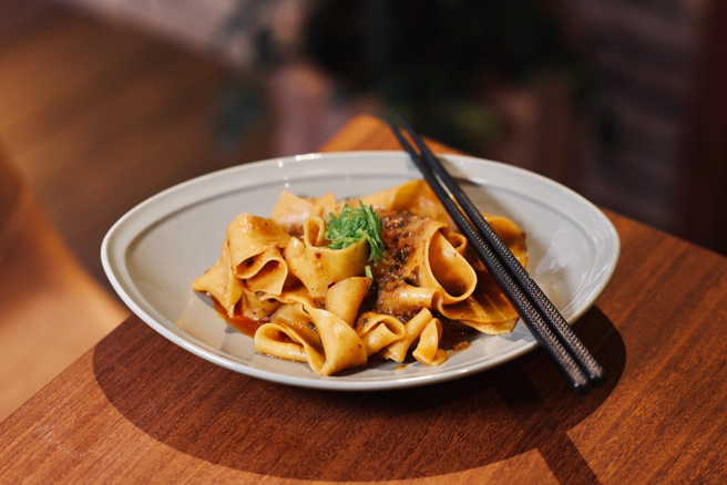 PASTAIO结合传统义式麵食与亚洲风味，将推出「重庆小义麵」与「麻婆豆腐千层麵」等特别料理。（图／有趣市集提供）
