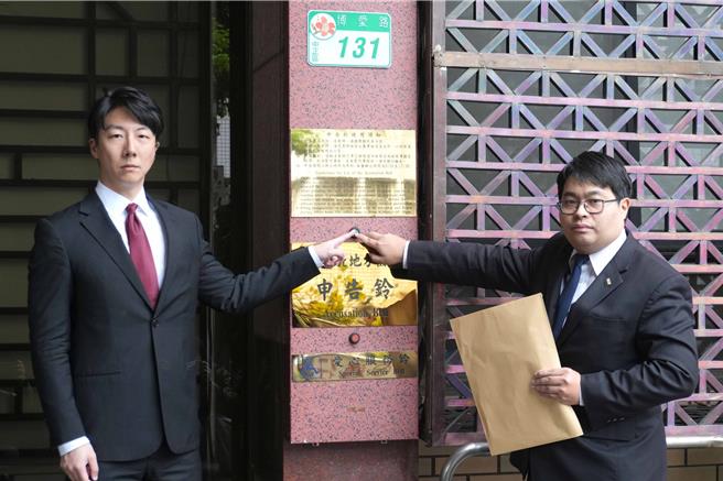 赴北检告发罢免幽灵连署 民进党提出铁证。民进党提供