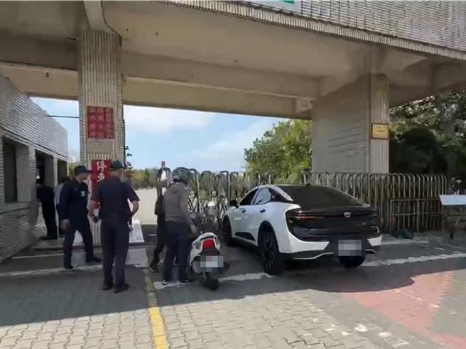 核三厂6日发生火警，恒春镇代会主席赵记明急于进厂区了解状况被阻，愤而开车衝撞大门。（民眾提供／罗琦文屏东传真）