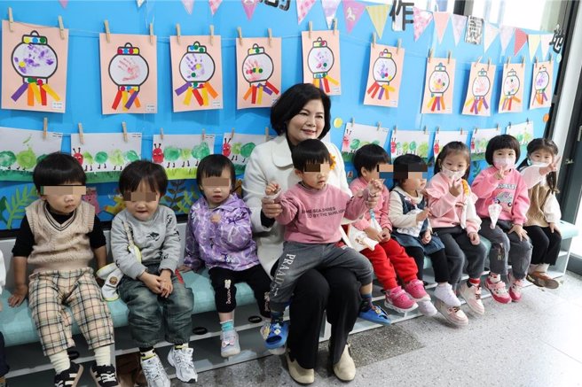 雲林縣林內國小附設幼兒園7日落成啟用，縣長張麗善（左四）表示這2年縣府推動「萬寶龍計畫」，已催生超過7000名嬰兒，會持續規畫各種教養方案，請家長們安心生就對了。（張朝欣攝）