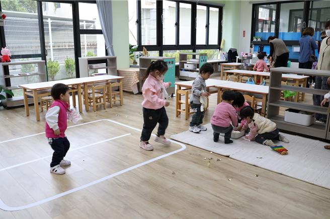 雲林縣林內國小附設幼兒園7日落成啟用，提供幼兒優質、優惠的教育環境，縣長張麗善表示這2年縣府推動「萬寶龍計畫」，已催生超過7000名嬰兒，請家長們安心生就對了。（張朝欣攝）