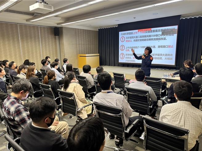 內湖分局長至公司行號進行識詐宣導。(翻攝照片／林郁平台北傳真）