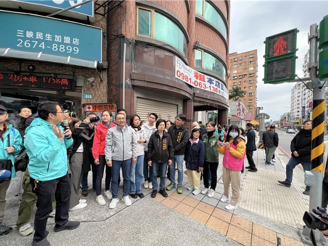 新北市长侯友宜7日视察三峡老街周边交通改善成果。（高钧麟摄）