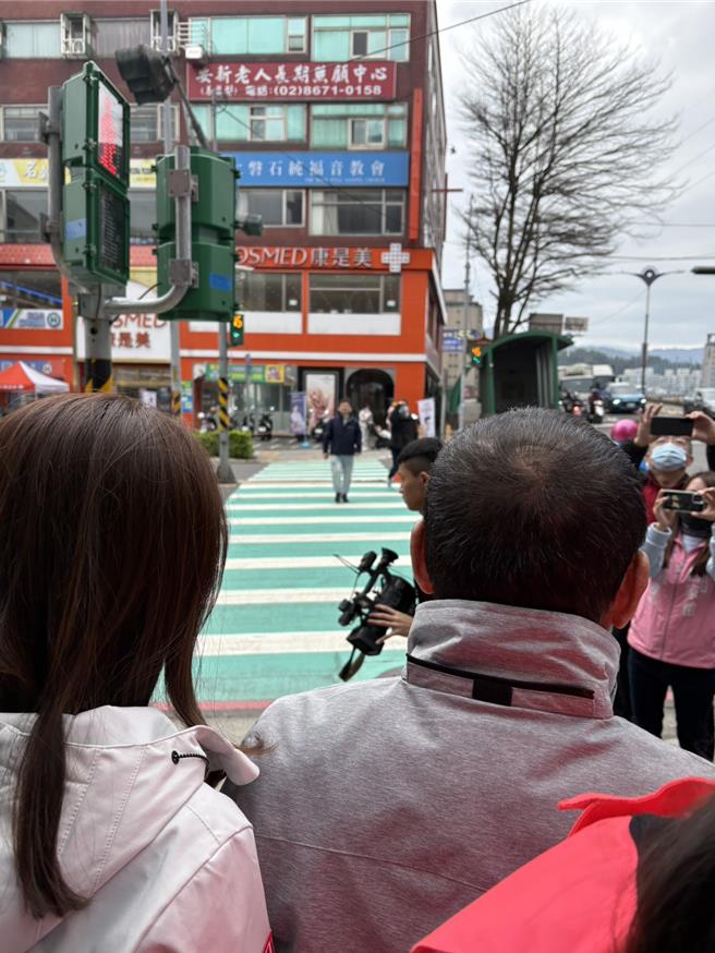 新北市府耗资近亿元经费，2024年底完成行穿线退缩、增设庇护岛、放大行人灯及行人专用时相共475个项目。（高钧麟摄）