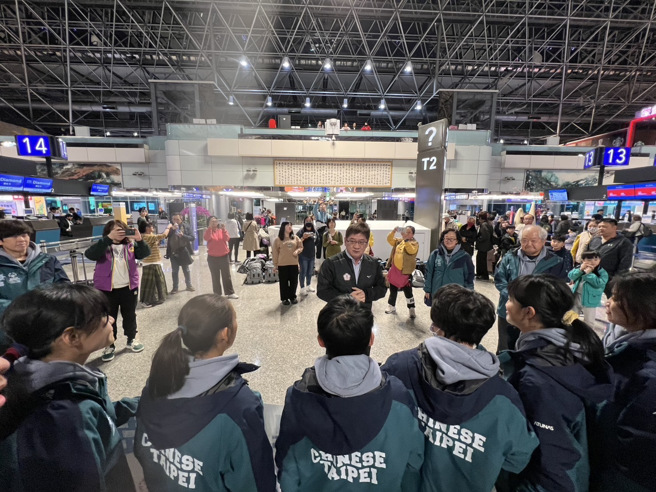 我国参加「2025年冬季世界特殊奥林匹克运动会」代表团昨（6）晚从桃园机场出发前往义大利杜林，教育部体育署洪志昌副署长特地前往送机，向选手们表达祝福与鼓励，期勉大家勇敢挑战，发挥实力。(照片/教育局提供)