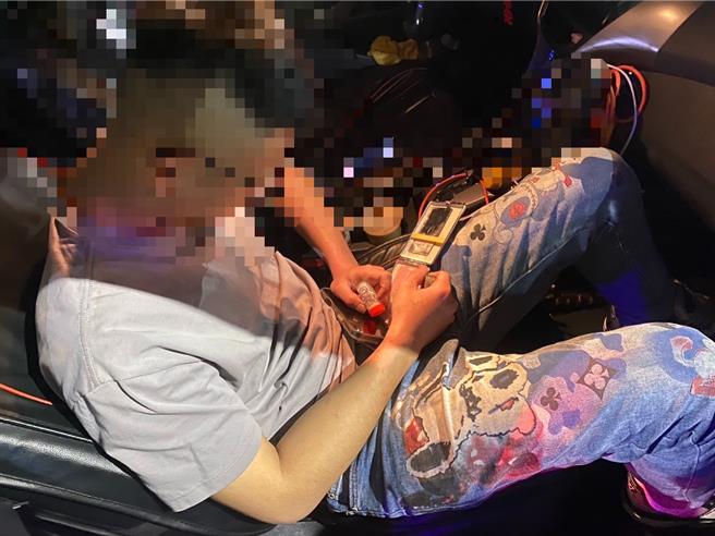副驾驶座的柯姓男子在警方盘查时被发现手持装有K他命的塑胶罐。（警方提供）