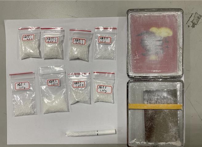 警方最后在车上另外搜出7包K他命，连同柯男手中罐装，共计8包。（警方提供）