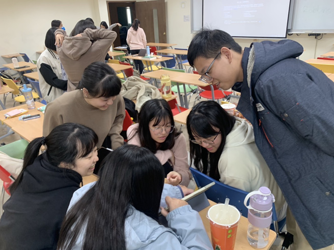 王淑绮老师在教学中积极融入创新教学方法和反思性学习，致力于营造更具成效的学习环境，已连续六年通过教育部执行计画(照片/义守大学提供)。