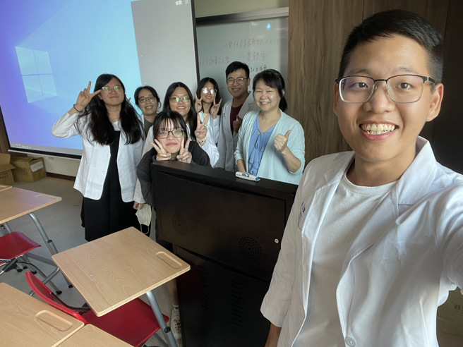 义守大学学士后中医学系老师王淑绮(右二)，获得112年度大专校院教学实践研究计画「绩优计画」奖项(照片/义守大学提供)。