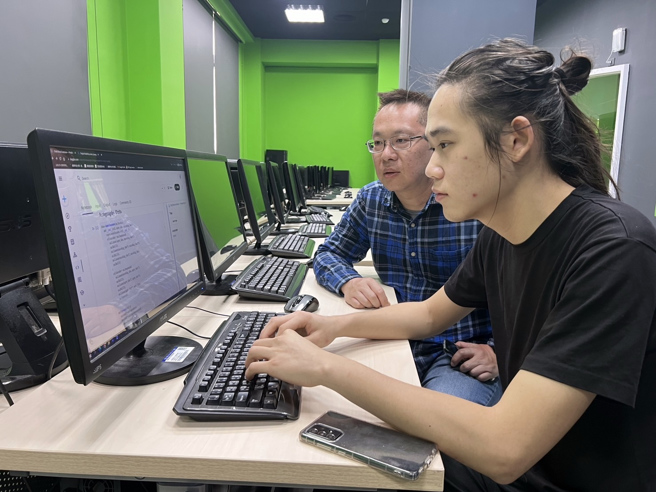 龙华科大智慧机器人技优领航专班学生匡立恒，跨校选修人工智慧联盟学程。(照片/龙华科大提供)