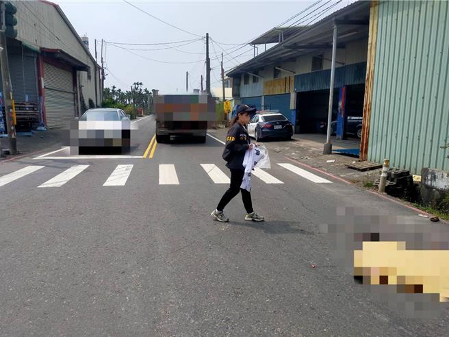 屏东县新园乡今天上午发生砂石车右转辗毙直行女骑士死亡车祸。（警方提供／罗琦文屏东传真）
