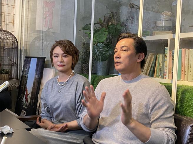 梁家榕（左起）、伊正在《火车来去》是第7度饰演夫妻。（林奕如摄）