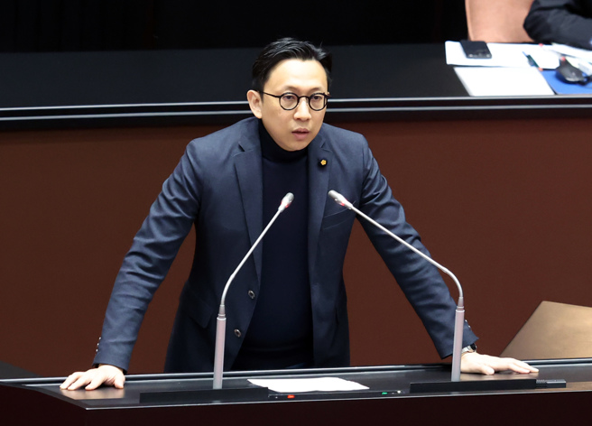 立委葛如钧在7日立法院院会中上台说明，提案邀请行政院长卓荣泰赴立法院专案报告台积电赴美加码投资相关事宜。（姚志平摄）