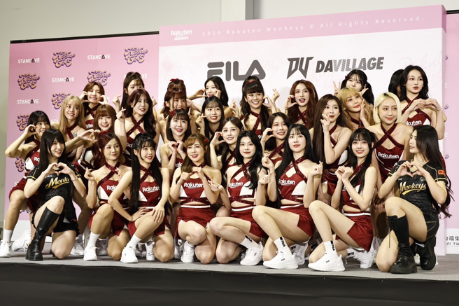 乐天女孩在开季记者会公开全新阵容。（乐天桃猿提供）