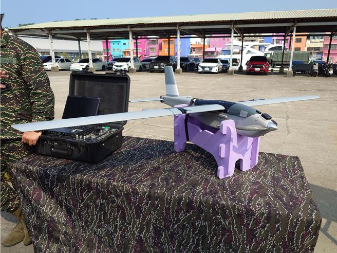 现场展示国军包含中科院所产的红雀侦查无人机、AAV-7两栖突击车、榴炮车等装备，并举办多元活动让民眾认识海军。（任义宇摄）