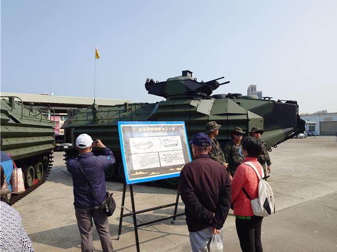 现场展示国军包含中科院所产的红雀侦查无人机、AAV-7两栖突击车、榴炮车等装备，并举办多元活动让民眾认识海军。（任义宇摄）