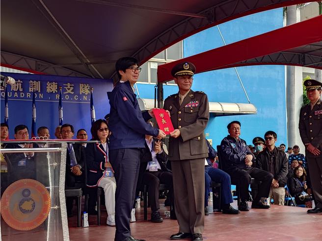 高雄市长陈其迈到场感谢国军捍卫家园，并至上慰问金。（任义宇摄）