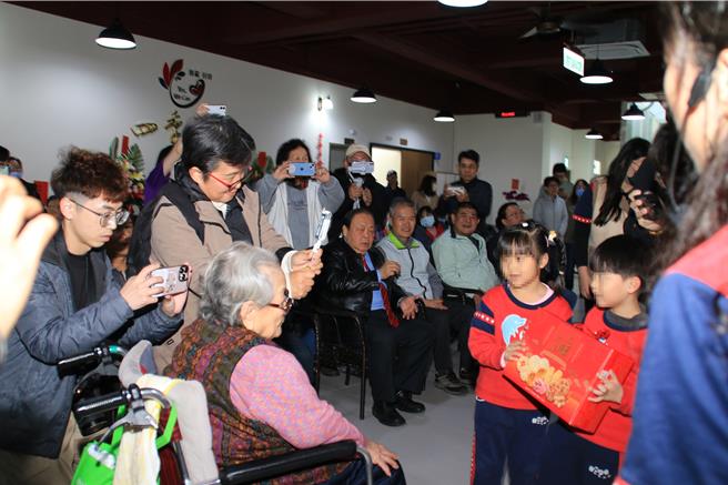 澎湖首家住宿式长照机构扩建后，7日举行住宿长照机构启用感恩餐会，中兴国小附设幼儿园的小朋友与长者互动。（许逸民摄）