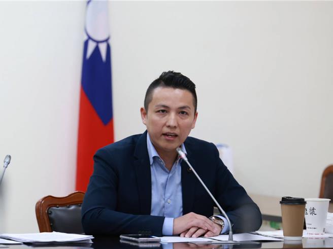 国民党新北市议员陈伟杰向民进党秘书长林右昌喊话，想选市长不要两手空空。（陈伟杰提供）