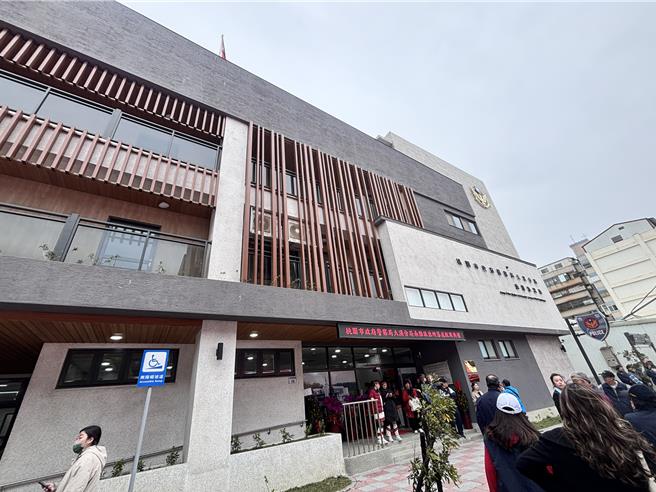 桃园市大溪警分局南雅派出所7日启用，桃园市府斥资1亿3100万元迁建至大溪区復兴路66号，歷经逾3年工期终于启用。（廖姮玥摄）