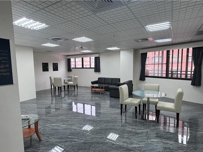 桃园市大溪警分局南雅派出所7日启用，桃园市府斥资1亿3100万元迁建至大溪区復兴路66号，歷经逾3年工期终于启用。（廖姮玥摄）