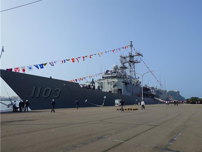 海軍成功級張騫艦（編號PFG-1109）於今（7）日上午於高雄外海，進行76快砲射擊訓練時發生膛炸意外，所幸沒有造成人員受傷，艦隊指揮部立即命其返航調查事故原因。成功級同型艦示意圖，非張騫艦。（任義宇攝）