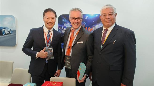 左起永虹先進董事長吳家幸、Syensqo集團全球執行副總Fabrizio Ponte、漢翔航空工業總經理馬萬鈞。（漢翔提供／寶智華台中傳真）