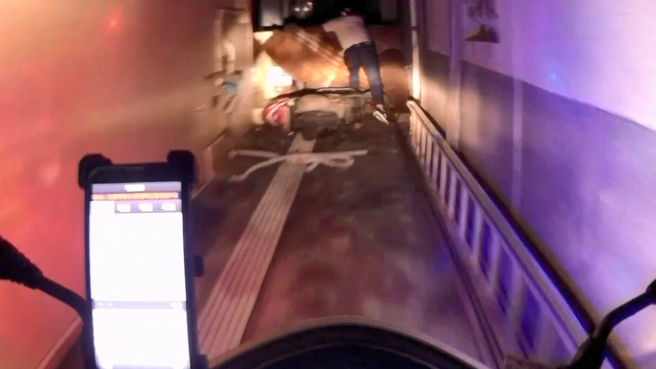 43歲王姓男子當時發現警方接近，心虛狂飆機車，企圖擺脫追緝，卻誤闖死巷，發現無路可逃後，竟棄車翻牆，躲進巷弄內避風頭。（圖警方提供／簡銘柱翻攝）