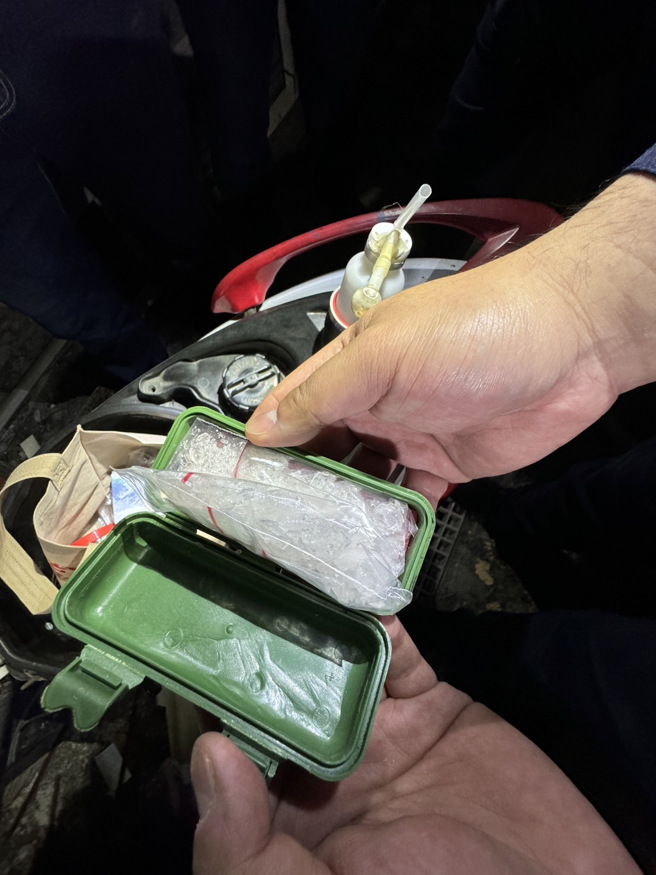 警方隨即展開地毯式搜索，封鎖周邊暗巷近1小時，最終在狹窄巷弄內成功將其逮捕，當場在其機車內查獲毒品依託咪酯電子菸油1罐、MDMA毒品9包（共31公克）及多個分裝袋，隨即依法送辦。（圖警方提供／簡銘柱翻攝）