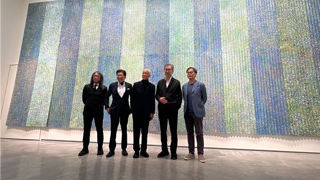 江贤二艺术园区今日落成，将于15日开幕。左起建筑师林友寒、馆长严长寿、江贤二、策展人南条史生、协同策展人纪嘉华。（蔡旻妤摄）