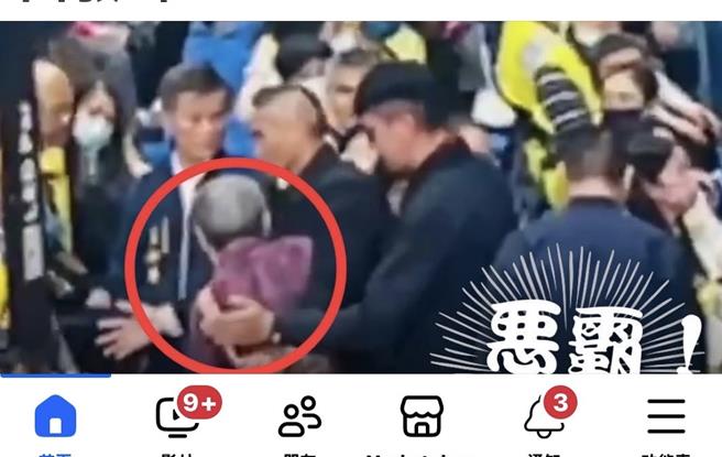 民进党立委李柏毅今质疑，警察随扈沦为打手，要求内政部查明。（照片取自李柏毅脸书）