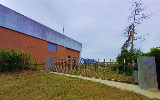 新設管制門防止車輛及休憩民眾誤入操作區域。（新北市水利局提供）