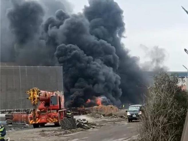 台電台中火力發電廠7日上午10時多，因進行鋼筋切割工作時火花不慎造成暗渠塑膠模板起火燃燒。（資料照）