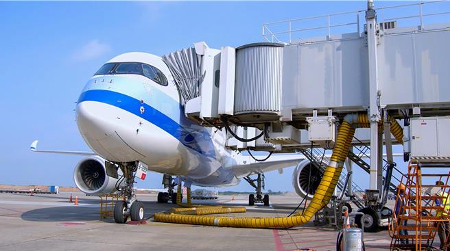 桃园机场近年积极推广航空公司使用桥气桥电设备，针对地停60分钟以上客机，试办靠桥后即使用桥气桥电，预估一年减碳可达1.68万公吨。（机场公司提供／陈麒全桃园机场传真）