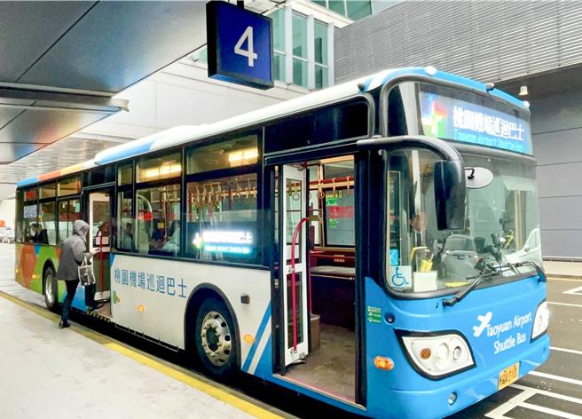 因应国家净零排放政策，机场公司採购3辆全新电动巴士取代柴油车提供巡迴巴士服务，自2024年8月1日起投入营运，提升服务品质也带来永续效益。（机场公司提供／陈麒全桃园机场传真）