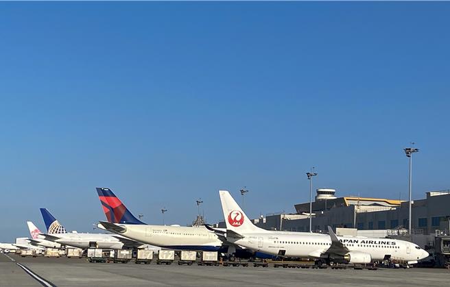 桃园国际机场以实际行动打造永续机场，从设施设备到旅客服务，多管齐下力拚净零排放，携手伙伴共同打造2050永续机场生态圈。（机场公司提供／陈麒全桃园机场传真）