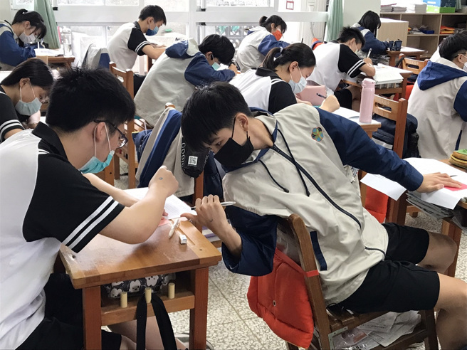 辅导课学生讨论分手信。(照片/教育部提供) 