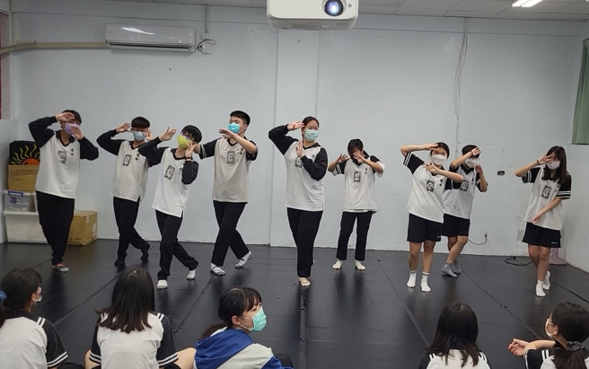 学生练习戏曲手势，了解性别表现的多元性。(照片/教育部提供) 