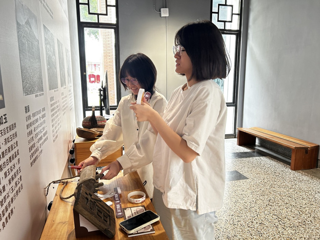 陳沛婷同學(左)、羅冠貽同學(右)參與「甜韻糖路」展覽場地佈置。(照片/教育部提供)