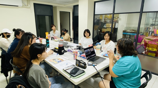 陳沛婷同學(右2)、羅冠貽同學(右3)參與職前訓練，為日後工作奠定基礎。(照片/教育部提供)