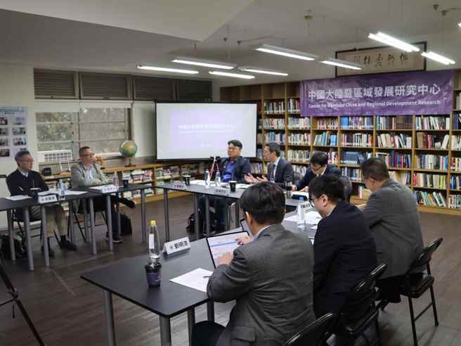 (7)日陆研中心揭牌仪式暨座谈会中，也进一步针对美中台关系的变化及两岸未来发展进行深度交流与讨论。(照片/东海大学提供)