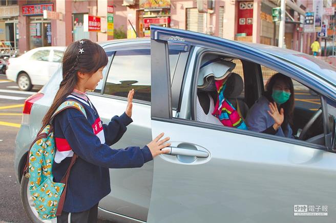 有不少家长反应，双薪家庭接送问题非常现实，若双胞胎无法同校，家长需在短时间内奔波两地送学，对于朝九晚五的双薪父母几乎是不可能的任务。（本报资料照）