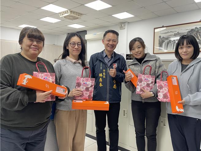 3月8日为联合国订立国际妇女节，为表彰全球女性在经济、政治及社会等领域的重要贡献与卓越成就，中坜警分局长林鼎泰发挥巧思赠精美折迭伞，在每把伞旁附上1枚5元硬币，取其闽南语「有缘伞」之意，象徵分局与每位女性同仁的珍贵情谊，代表分局对女性同仁的关怀与支持。（警方提供／廖姮玥桃园传真）