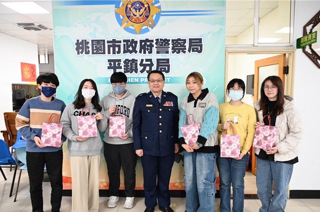 目前平镇警分局的女性同仁已占全体警员的6分之1，在执行各项勤务时，皆与男性同仁并肩作战，展现专业与坚毅。平镇警分局分局长徐坤隆精心准备「护手霜」及「手工香皂」给全体女性员警，感谢她们在警务工作上的无私奉献，并献上诚挚祝福。（警方提供／廖姮玥桃园传真）