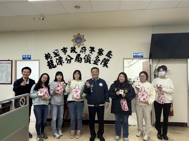 龙潭警分局长郑文铭委托厂商订制「达克瓦兹」法式甜点，献给分局女性同仁及平时协勤妇女志工们，表达分局对她们的肯定及感谢之意，并期勉分局同仁要落实性别主流推动。（警方提供／廖姮玥桃园传真）