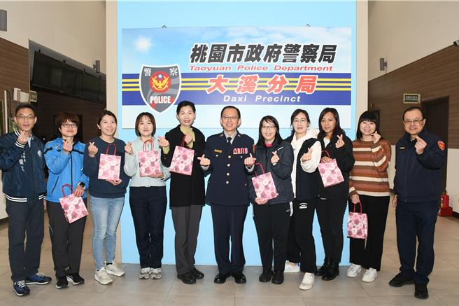  3月8日为联合国订立国际妇女节，大溪警分局长徐章哲致赠精美礼物赠予分局女性员警。徐章哲说，女性同仁在警察职场的比例愈来愈高，在工作上的表现也是相当卓越，尤其从事外勤警察工作的女性，平常担服辛劳勤务外，更要兼顾家庭，相当不容易。（警方提供／廖姮玥桃园传真）