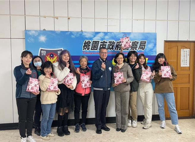 3月8日国际妇女节，杨梅警分局长张仁杰致赠每位女性员警精美礼物。张人杰表示，在现今提倡性别平权的时代，女性同仁纷纷投身警察的行列，在工作岗位上的表现亦十分卓越，她们所具有的暖心、贴心、细心等特质，为警察团队建立温暖体贴的正面形象，同时提升民眾对警察的满意度。（警方提供／廖姮玥桃园传真）