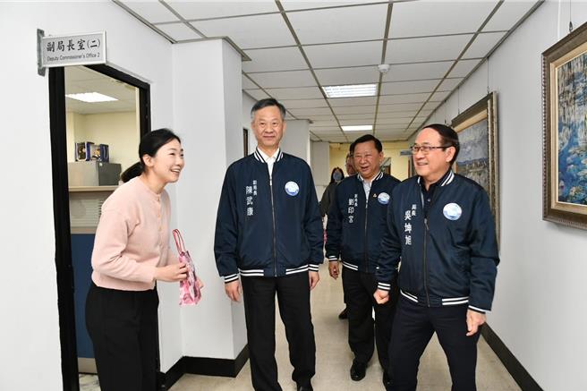 桃园市警察局局长吴坤旭率各副局长、主任秘书与督察长7日为女性员工献上精致的面膜礼盒，并向在警政工作上无私奉献与全力付出的女性员工们说声「妇女节快乐」。吴坤旭称讚，女性同仁丝毫不输其他男性，是女力崛起的证明，透过妇女节祝福女性同仁平安健康。（警方提供）