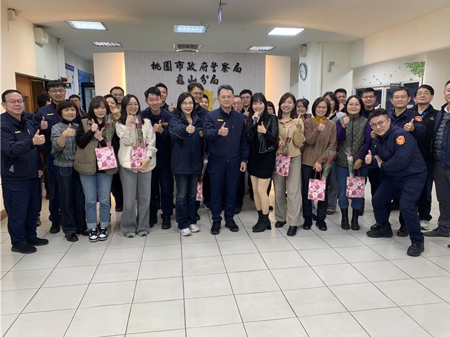 龟山警分局长张鹤琼准备金莎巧克力、玫瑰鲜花及面膜礼品，送给女性同仁，期盼同仁开心，在工作上才能更尽心又尽力。（警方提供）